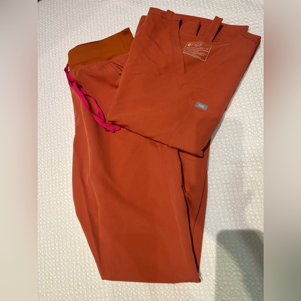 Figs Catalina Top and Zamora High Rise Joggers Size M